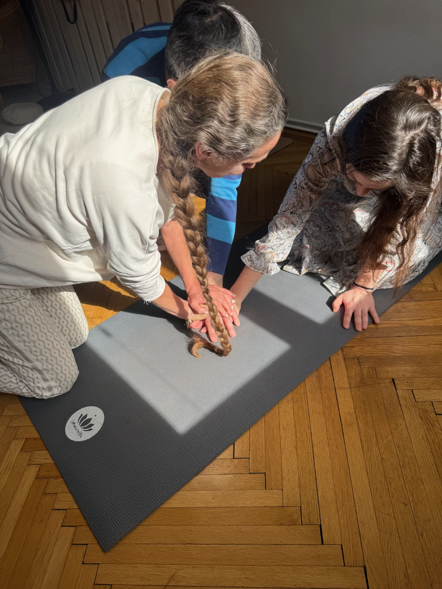 Hände bei einer Qi Gong Übung im Workshop